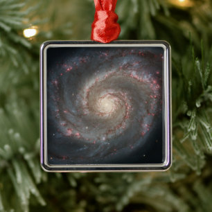 Die Whirlpool-Galaxie M51 und Begleiter im Weltrau Ornament Aus Metall