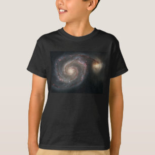 Die Whirlpool-Galaxie M51 und Begleiter im Weltrau T-Shirt