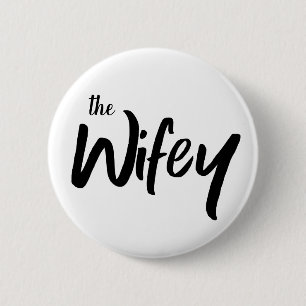Die Wifey Whimsical-Typografie für die Braut Button