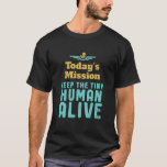 Die winzige menschliche Lebenswelt behalt Funny Ju T-Shirt<br><div class="desc">Die heutige Mission Behalte winzig menschliches Leben. Die sonnige und sarkastische Muttertag- und Vatertagsgestaltung für neue Eltern von Jungen oder Mädchen. Coole und phantastische Ware zum ersten Mal Mama und Papa versuchen, sich um ihr Kind zu kümmern. Perfektes Design für junge Mutter und Vater mit militärischem oder militärischem Thema. Vintage...</div>