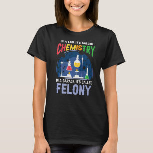 Die Wissenschaft spielt in einem Labrador Chemist  T-Shirt