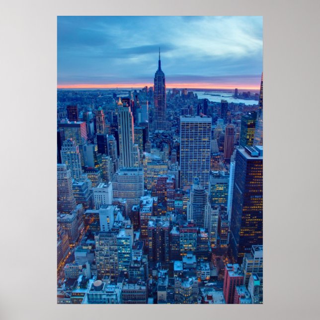 Die Wolkenkratzer von Manhattan sind beleuchtet Poster (Vorne)