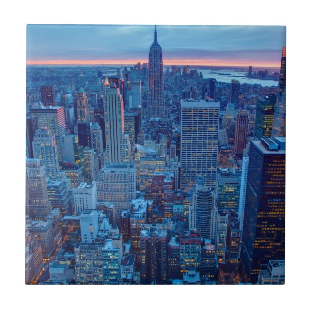 Die Wolkenkratzer von Manhattan werden beleuchtet Fliese (Vorderseite)