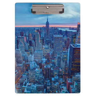 Die Wolkenkratzer von Manhattan werden beleuchtet Klemmbrett