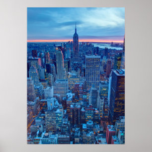 Die Wolkenkratzer von Manhattan werden beleuchtet Poster