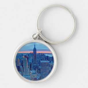 Die Wolkenkratzer von Manhattan werden beleuchtet Schlüsselanhänger