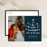 Die wunderbarste Zeit des Jahres Blue Script Foto Feiertagspostkarte<br><div class="desc">Die schönste Zeit des Jahres Blue Script Foto Holiday Postcard. Mit dieser festlichen und modernen Urlaubskarte senden Sie Ihren Lieben eine Urlaubskarte. Alle Texte sind so vorbereitet,  dass Sie sie einfach und schnell mit Ihren eigenen Details personalisieren können. Gute Ferien!</div>