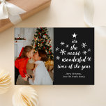 Die wunderbarste Zeit des Jahres Schwarzes Script- Feiertagskarte<br><div class="desc">Die schönste Zeit des Jahres Black Script Foto Holiday Card. Senden Sie Ihren personalisierten und individuell gestaltbaren Urlaub an Freunde,  Kollegen und Familie in schlichten,  eleganten und modernen Foto Design festliche,  natürliche minimalistische Stilkarten! Unter der Kalligrafie finden Sie Ihre persönliche Grußbotschaft in der modernen Typografie.</div>