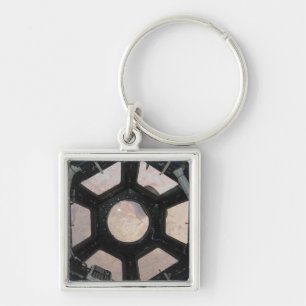 Die Wüste der Sahara, die durch die Fenster sichtb Schlüsselanhänger