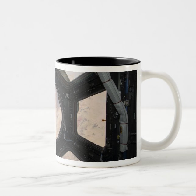 Die Wüste der Sahara, die durch die Fenster sichtb Zweifarbige Tasse (Rechts)