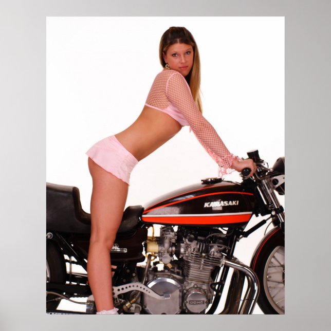 Die Z1 mit Model Cassie von "The Thing" Poster (Vorne)