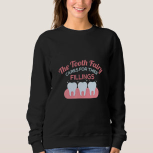 Die Zähne werden für ihre Toilettenkabine Den Sweatshirt