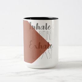 Die Zukunft einatmen, die Vergangenheit erleben | Zweifarbige Tasse