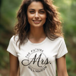 Die Zukunft Frau Gepunktet Dots Wedding T-Shirt<br><div class="desc">Zukünftige Frau Hochzeit Shirt für die Braut personalisiert mit Nachname.</div>