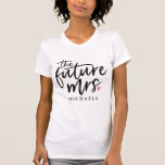 Die Zukunft Frau (Name) T-Shirt<br><div class="desc">Lass der Welt weiß,  dass du stolz bist,  die Zukunft Mrs. (Name) in diesem modernen und stilvollen handgeschriebenen Skript Typografie-Design.</div>
