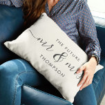 Die Zukunft Herr und Frau Elegant Script Kalligrap Lendenkissen<br><div class="desc">Feiern Sie Ihre Liebe mit diesem schicken und romantischen Kissen mit Ihrem zukünftigen Familiennamen Mr. & Mrs.. in der Vintagen Schriftzeichen-Schrift. Wählen Sie Ihre eigene Hintergrundfarbe unter Weitere Anpassung. Das wäre das ideale Geschenk für ein Brautparty, eine Verlobung oder einen Valentinstag. Die Grautöne und Elfenbein werden bei jeder Wohngestaltung großartig...</div>
