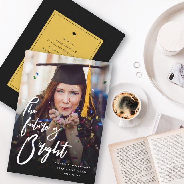 Die Zukunft ist ein schönes, feines Script-Abschlu Ankündigung (The Future Is Bright Bold Script Graduation Photo Announcement | fatfatin @ zazzle.com/color_therapy)