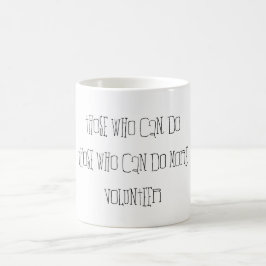 Diejenigen, die mehr tun können, Freiwillige Typog Tasse