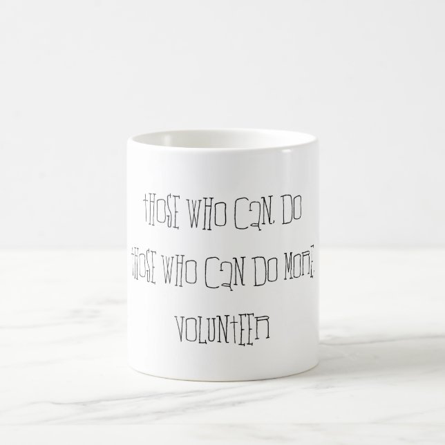 Diejenigen, die mehr tun können, Freiwillige Typog Tasse (Mittel)