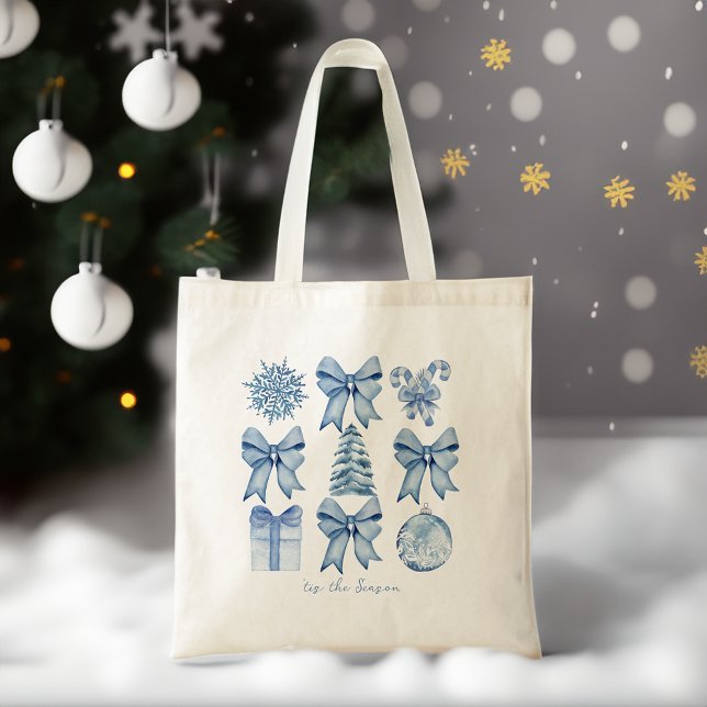 Dies ist die Saison coquette Bogen Weihnachtsgesch Tragetasche (Tis the season coquette bow Christmas Tote Bag gifts for her dusty blue bow winter collage tote bag)