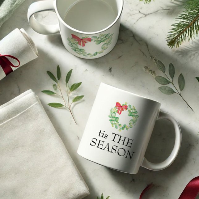 Dies ist die Weihnachtsfeiertage-Tasse Kaffeetasse (Christmas mugs feature the words tis The Season with watercolor wreath art by Victoria Grigaliunas)