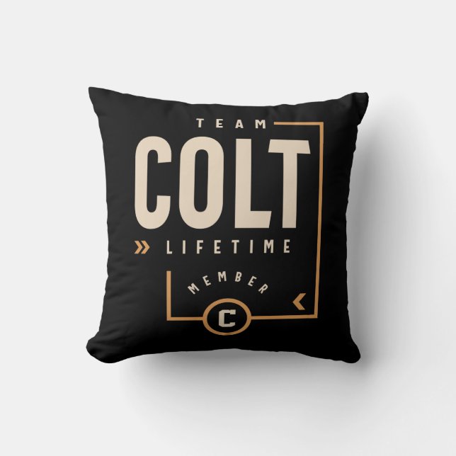 Dies ist ein Design mit Text Team Colt Lifetime Me Kissen (Vorderseite)