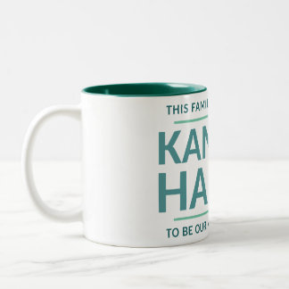 DIESE FAMILIE STIMMT FÜR ... ZWEIFARBIGE TASSE