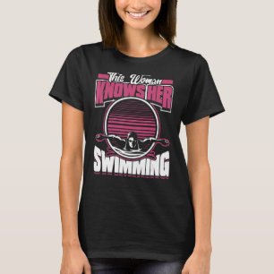 Diese Frau kennt ihren Schwimmer Wassersportschwim T-Shirt
