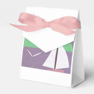 Diese Geschenktasche wurde mit einem weißen Segelb Geschenkschachtel