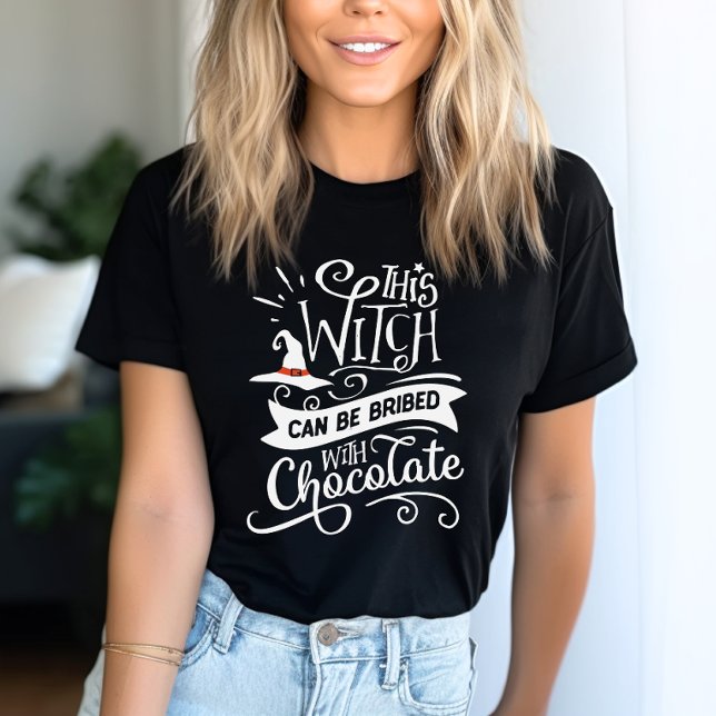 Diese Hexe kann bestochen werden Witziges Hallowee T-Shirt (Sweeten the deal with a little magic! This shirt's perfect for chocolate-loving witches like you!)