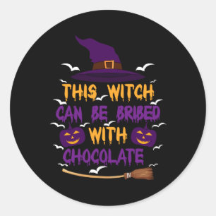 Diese Hexe kann mit Chocolate Halloween bestochen Runder Aufkleber