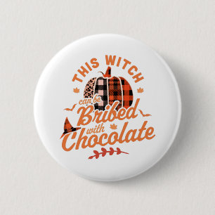 Diese Hexe kann mit Schokoladen-Halloween bestoche Button