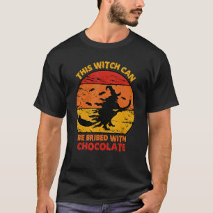Diese Hexe kann mit SchokoladenHalloween bestochen T-Shirt