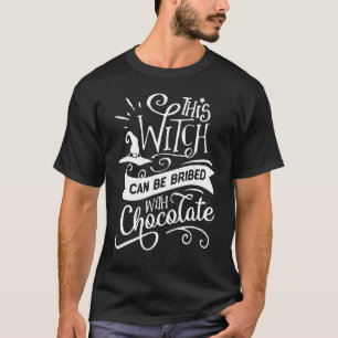 Diese Hexe kann mit SchokoladenHalloween bestochen T-Shirt