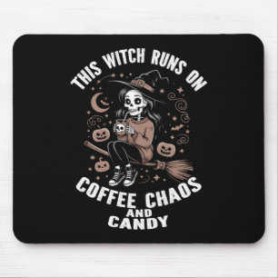 Diese Hexe läuft auf Kaffee, Chaos und Süßigkeiten Mousepad