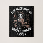 Diese Hexe läuft auf Kaffee, Chaos und Süßigkeiten Puzzle<br><div class="desc">Eine leckere,  aber gemütliche Hexe mit Kaffee,  umgeben von Kürbissen und Magie. Ideal für Kaffeeliebhaber,  die im Halloween-Chaos gedeihen.</div>