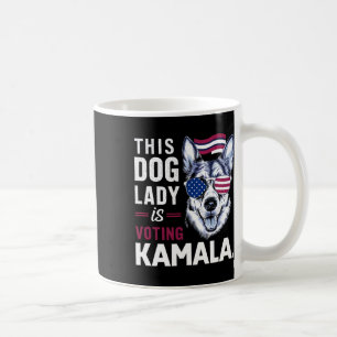 Diese Hundedame wählt Kamala Kaffeetasse