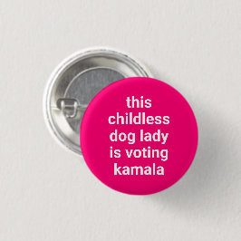 Diese kinderlose Hündin wählt Kamala in heiß rosa Button