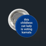 Diese kinderlose Katzenfrau wählt kamala blau Button<br><div class="desc">Diese kinderlose Katzenfrau wählt kamala minimalistische moderne lustige coole Taste. Vollständig anpassbarer weißer Text auf blau bearbeitbarem Farbhintergrund. Erhältlich in vielen Farben und Stilvarianten.</div>