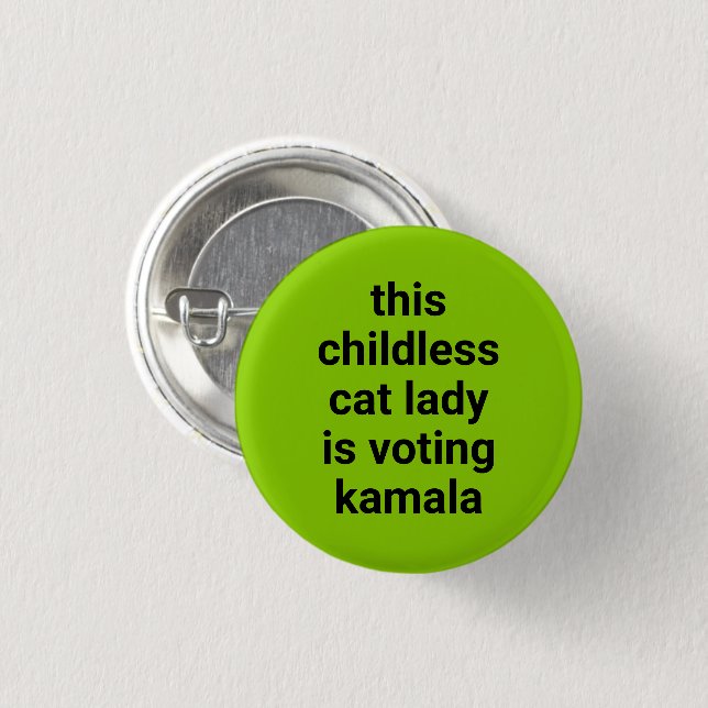 Diese kinderlose Katzenfrau wählt Kamala grün Button (Vorne & Hinten)