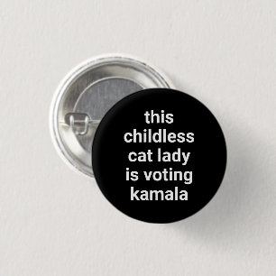 Diese kinderlose Katzenfrau wählt Kamala schwarz Button