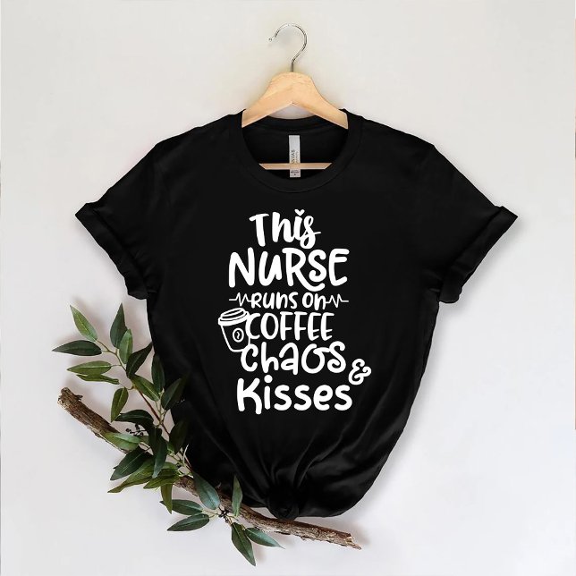Diese Krankenschwester läuft auf Kaffee Chaos und  T-Shirt (Von Creator hochgeladen)