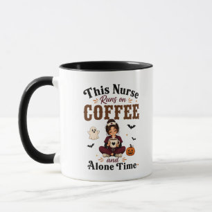Diese Krankenschwester läuft mit Kaffee und Allein Tasse