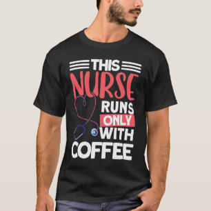 Diese Krankenschwester läuft nur mit Kaffee-Humor- T-Shirt