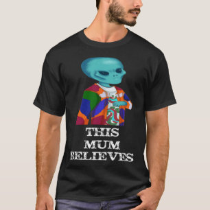 Diese Mama glaubt an die Verschwörung von UFO-Alie T-Shirt