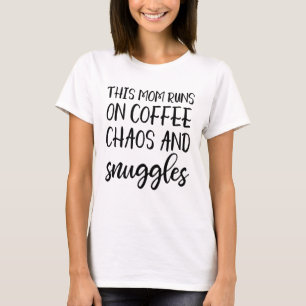 Diese Mama läuft auf Kaffeeschaos und Schnecken T  T-Shirt