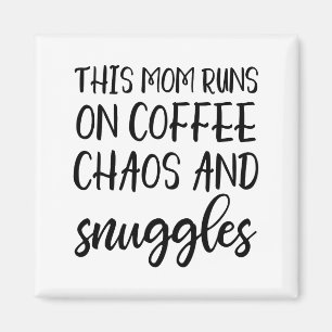 Diese Mama läuft mit Kaffee Chaos und Knuddeln Magnet