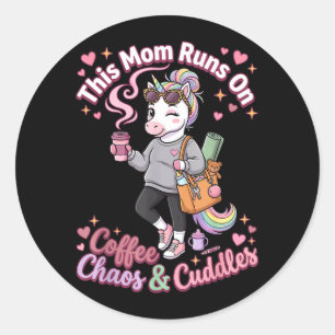 Diese Mama läuft mit Kaffee Chaos und Kuschelt Ein Runder Aufkleber
