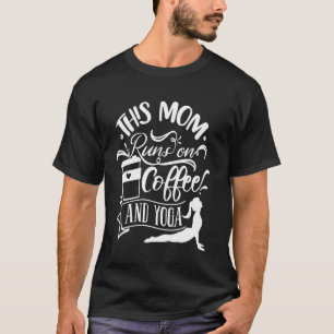 Diese Mama läuft mit Kaffee und Yoga für Mütter T-Shirt