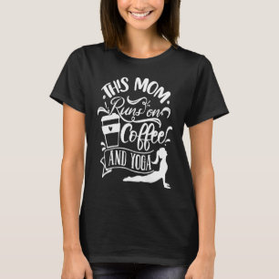 Diese Mama läuft mit Kaffee und Yoga T-Shirt